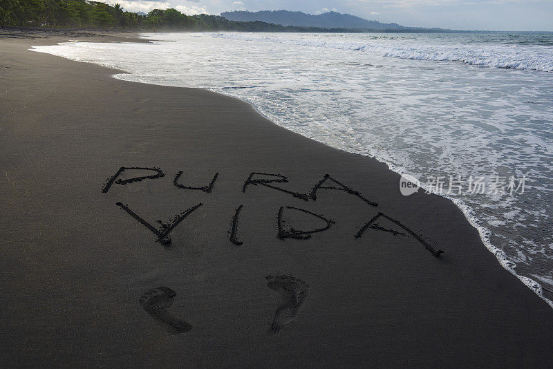 “Pura Vida”写在黑沙滩上